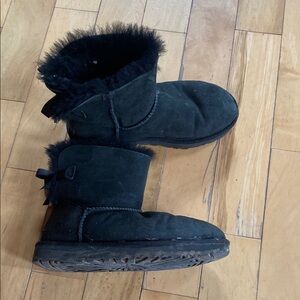 UGG Bow-Back Black Fur-Lined Boots size 7
